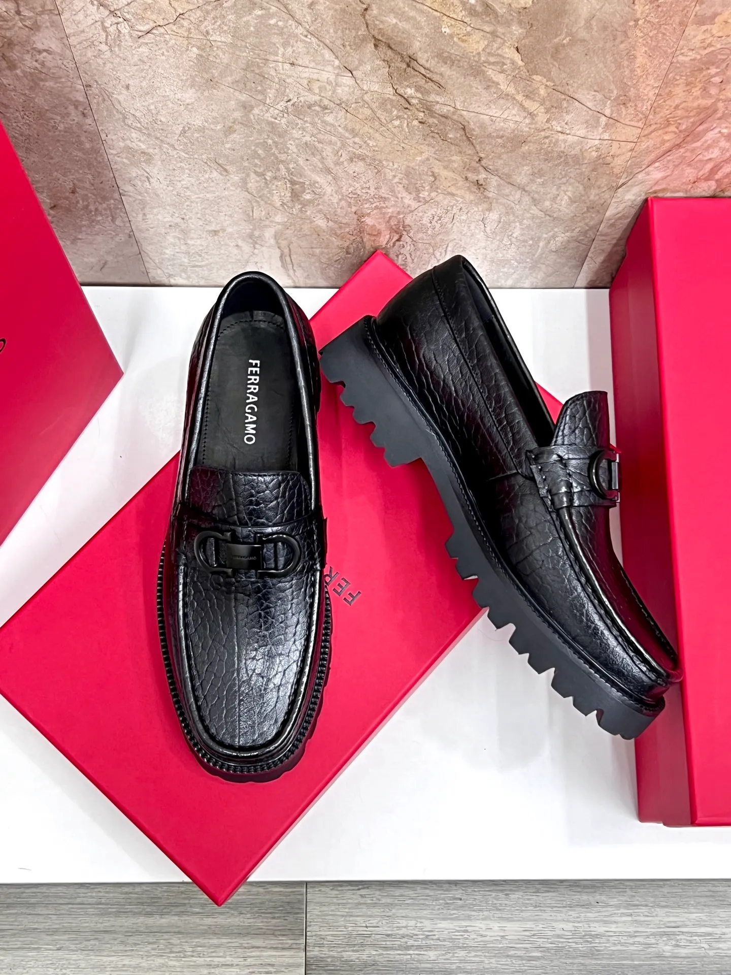 Original quality P580 Brand: Ferragamo Standard size: Men's size 38/44 (45.46 can be customized) Grade: Same style as the official website High-quality men's shoes Material: Customized first-layer calfskin with water-dyed cowhide lining Cowhide tiptoe Original non-slip and wear-resistant rubber outsole Style category: Men's formal business leather shoes are young and fashionable European and American trends British style Casual matching and comfortable feet Color: actual picture